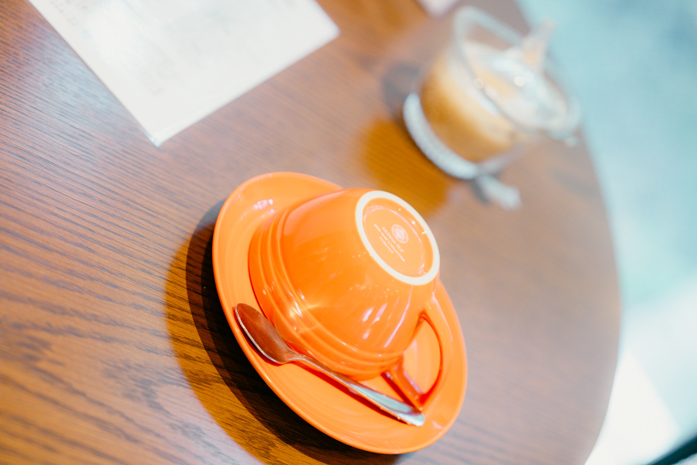 手袋でも快適に注げるティーサーブのコツとは？